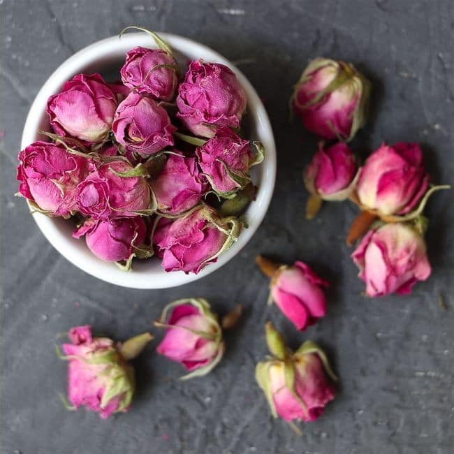 تصویر 1 از گل محمدی غنچه ای خوش عطر مناسب استفاده در دمنوش ها و تزئین خوراکی ها
